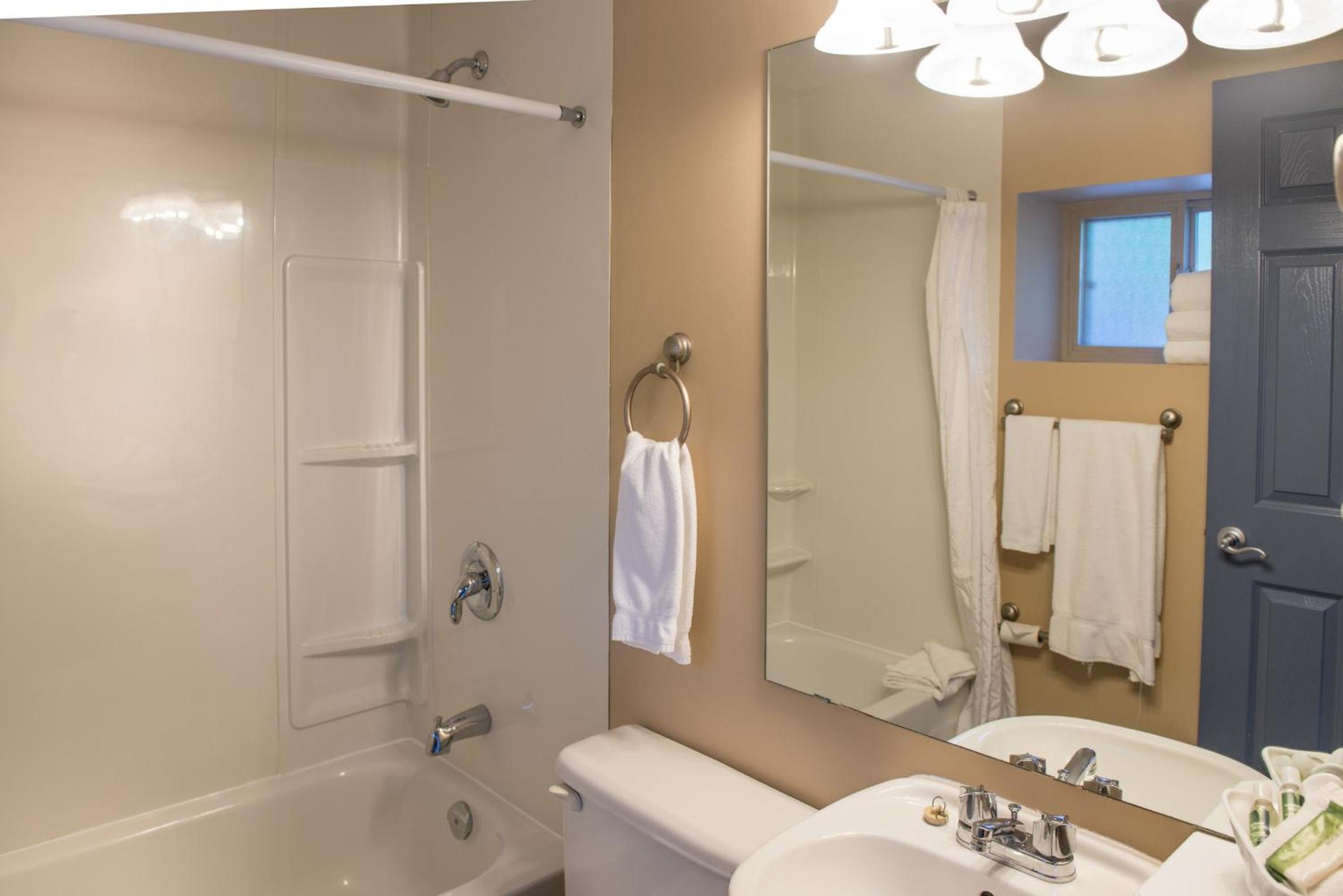 غرفة قياسية بسرير كينج بمطبخ صغير، Hilltop Inn Salmon Arm 3/5