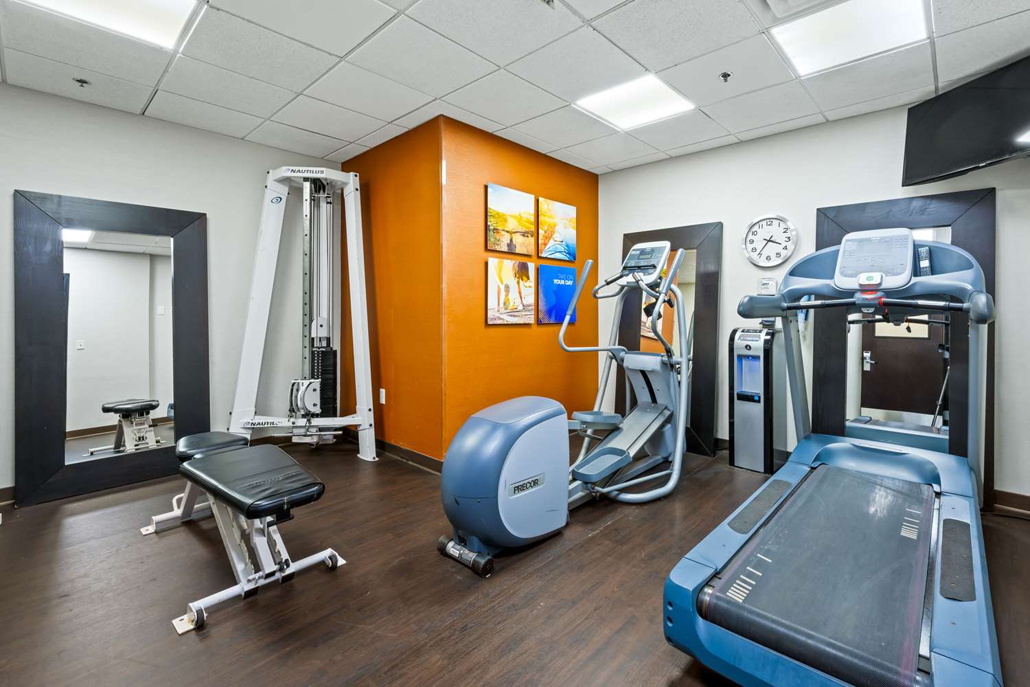 Comfort Suites Newport News Airport VA 24/46