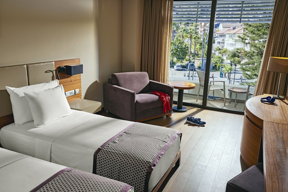 LAND, STANDARD, KING BED, SOFA