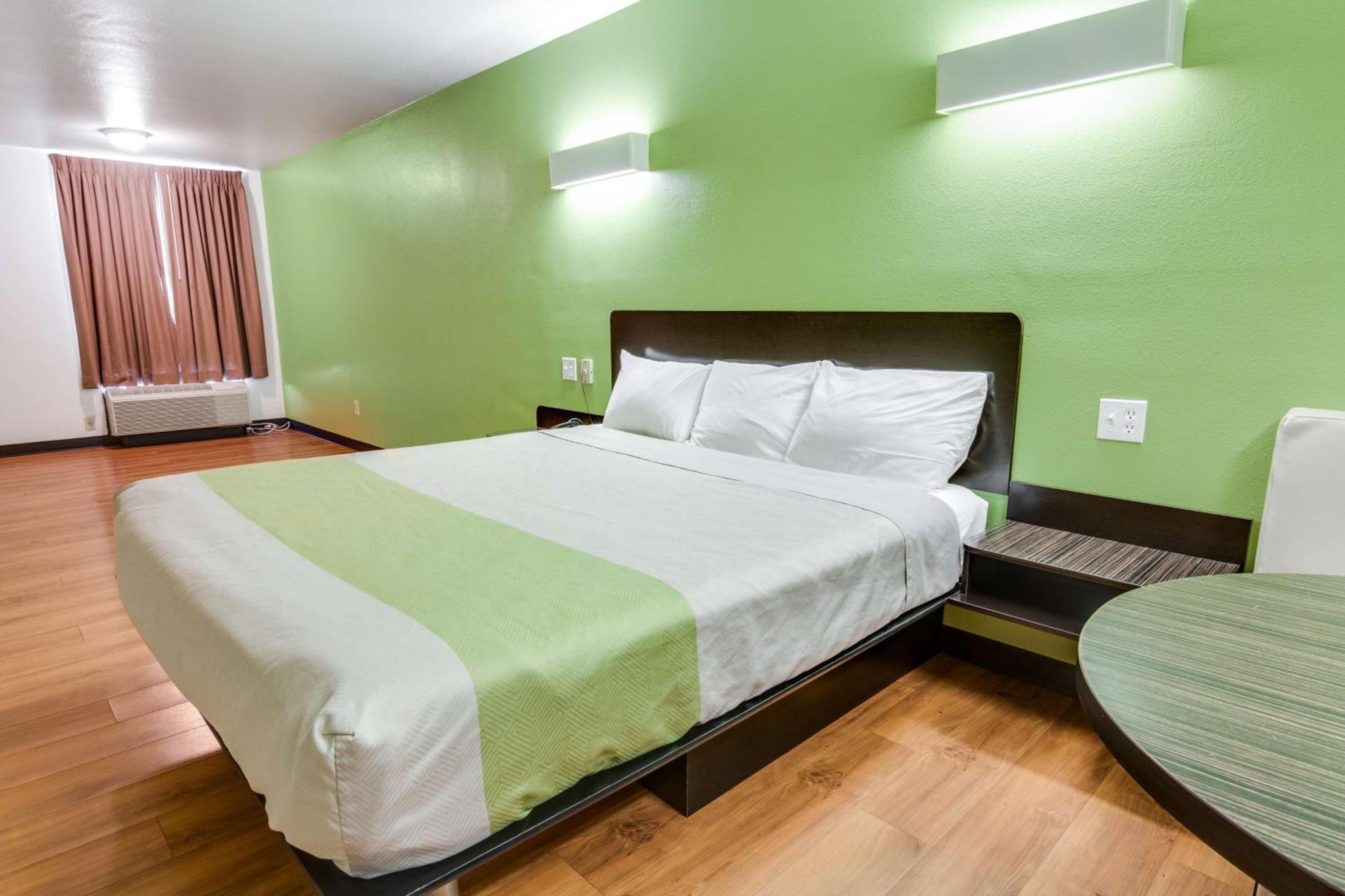 1 King Bed - Non-Smoking, Micfridge