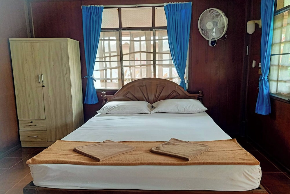 Bungalow, Queen Bed, with Fan، Palm Point Village 2/6