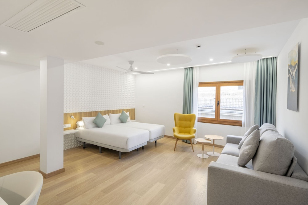 Family, Quadruple, Twin Beds, Sofa, Pool Access