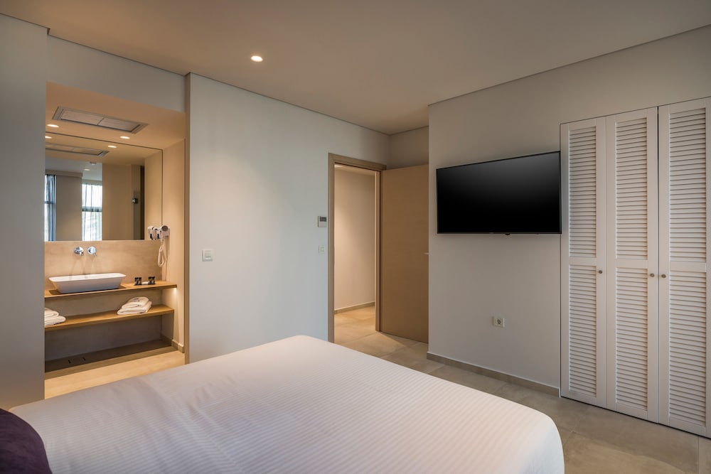 Trianon Luxury Apartments and Suites 12/74