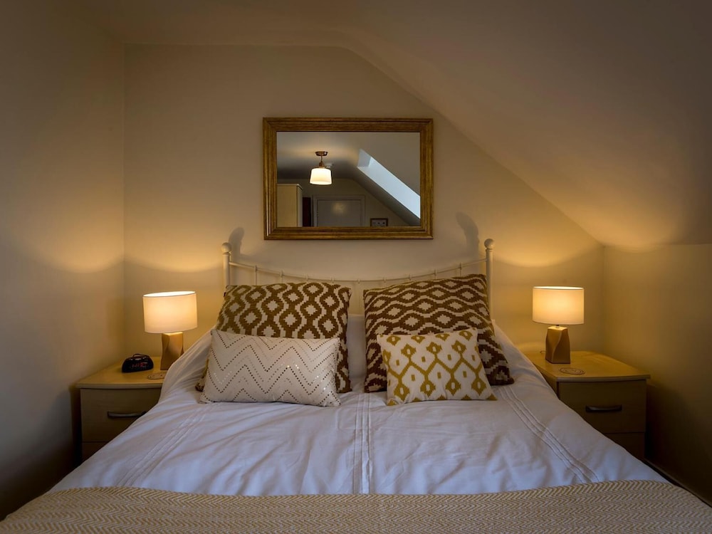 Channel View Guest House 4/44