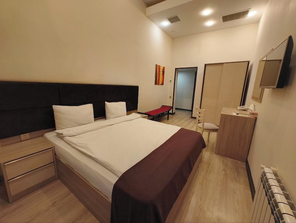 DELUXE CITY HOTEL 23/70