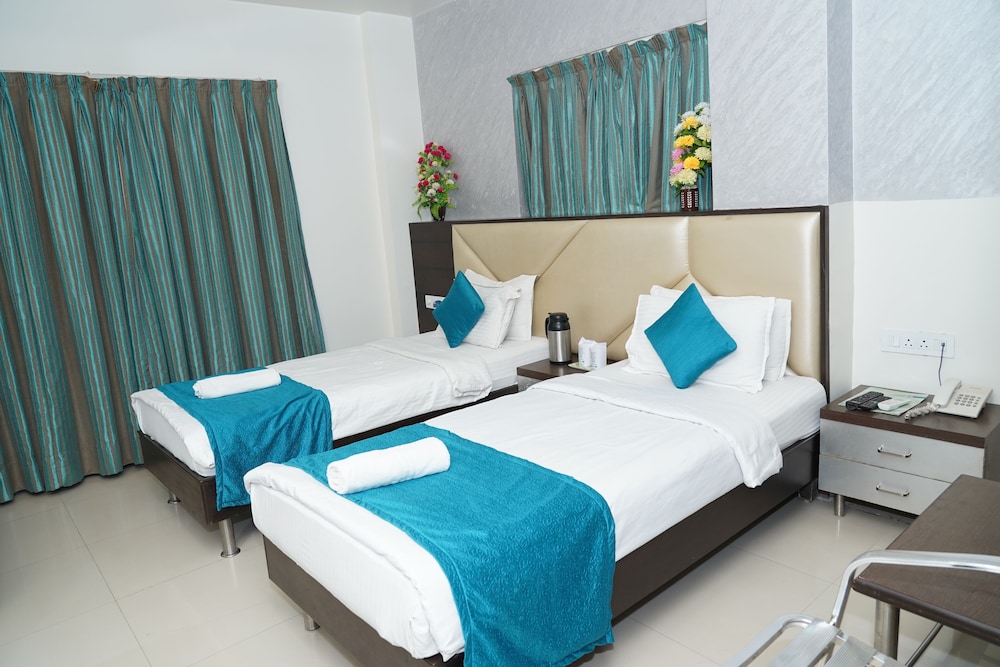 OYO Premium Paldi Cross Road 19/75