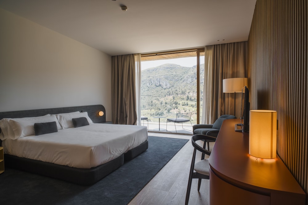 DELUXE, DOUBLE BED