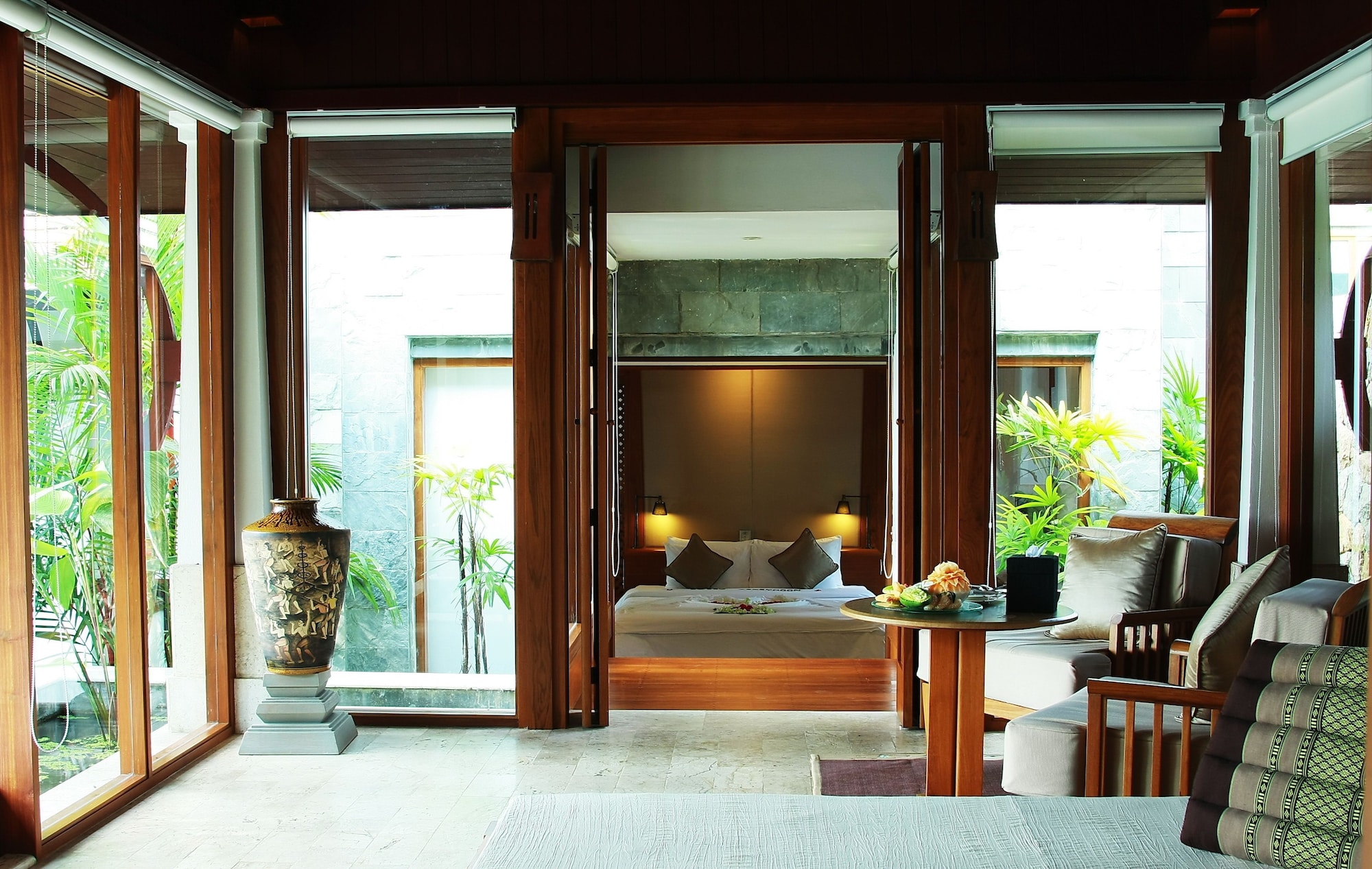 VILLA, JETTED TUB