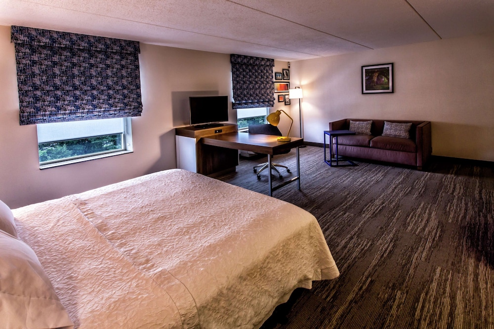 Hampton Inn And Suites Staten Island 23/41