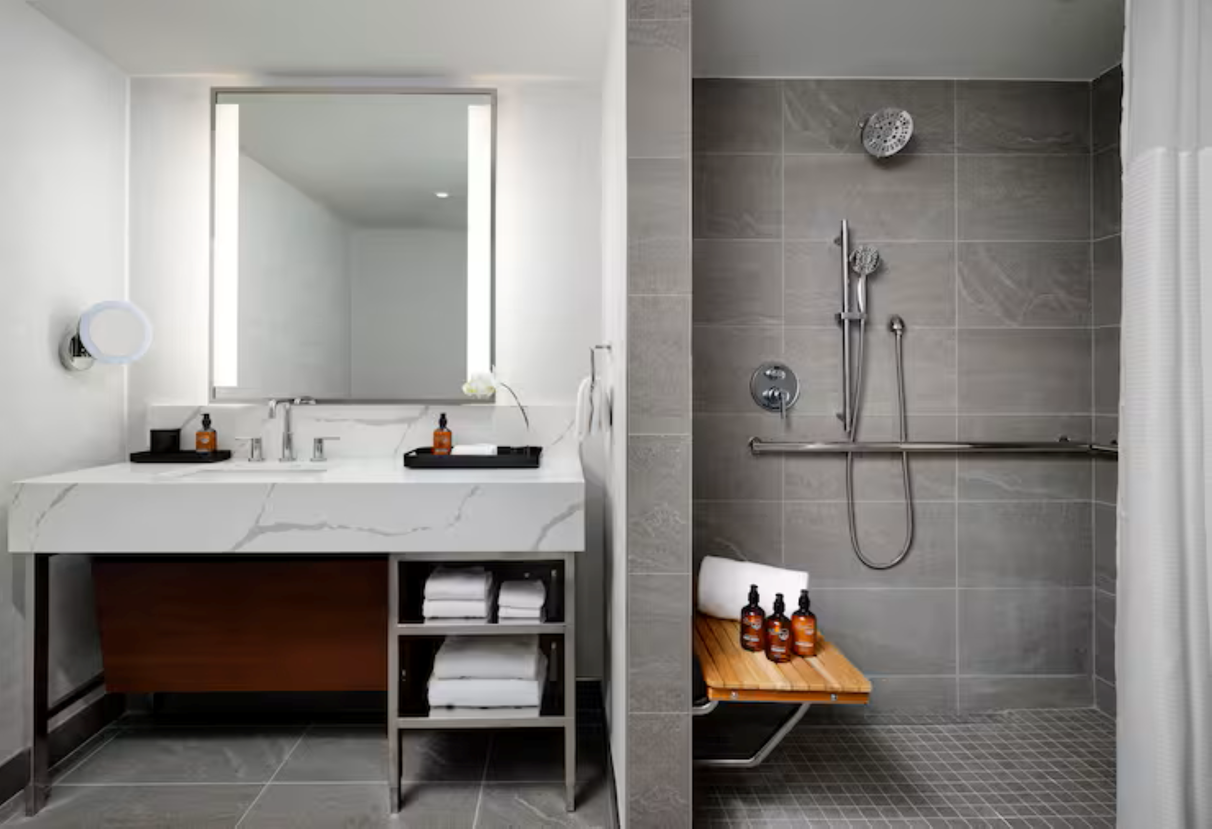 جناح بسرير كينج لذوي الإعاقة، Hotel Alpenrock Breckenridge, Curio Collection by Hilton 2/2
