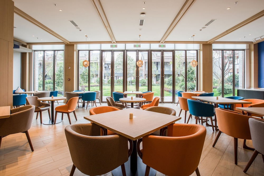 Holiday Inn Express Guizhou Qinglong 27/43