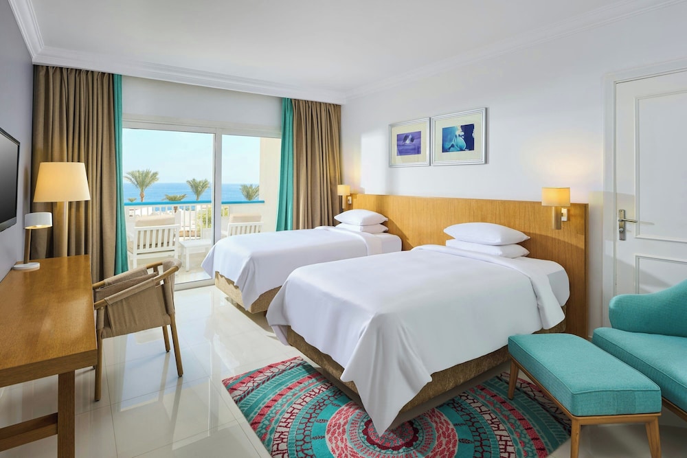 غرفة بريميوم بسريرين منفصلين بإطلالة على البحر بشرفة، Renaissance Sharm El Sheikh Golden View Beach Resort 6/10