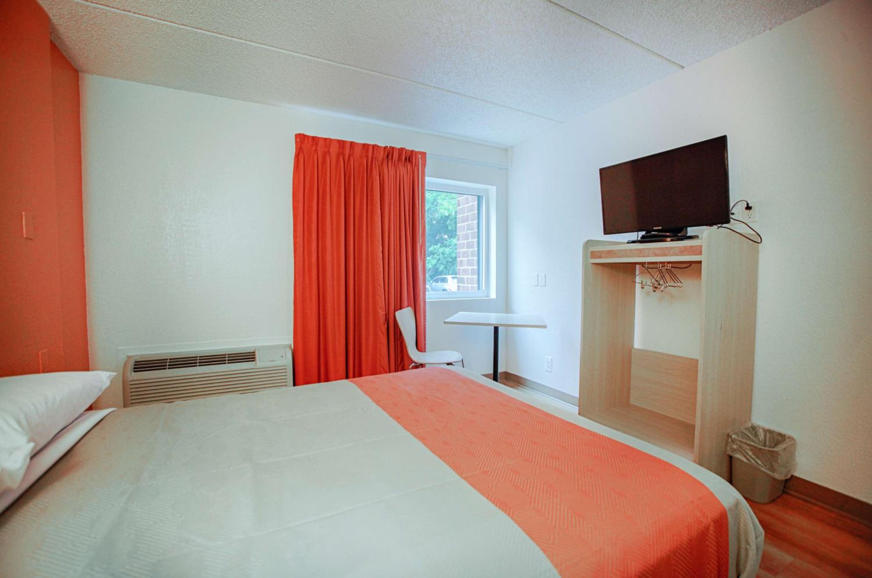 ROOM, KING BED