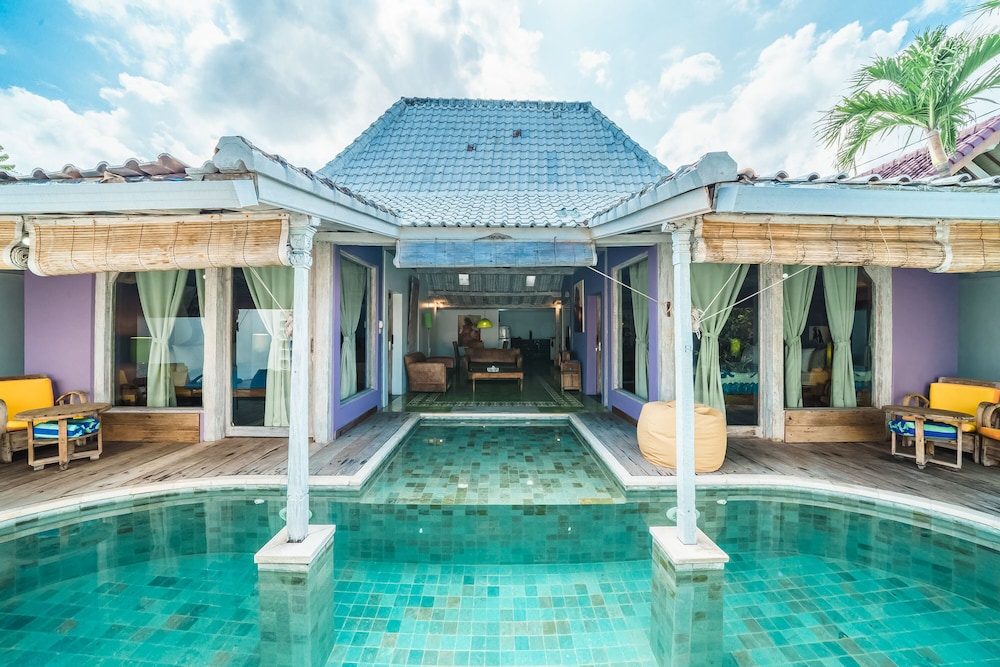 Villa West 26/28