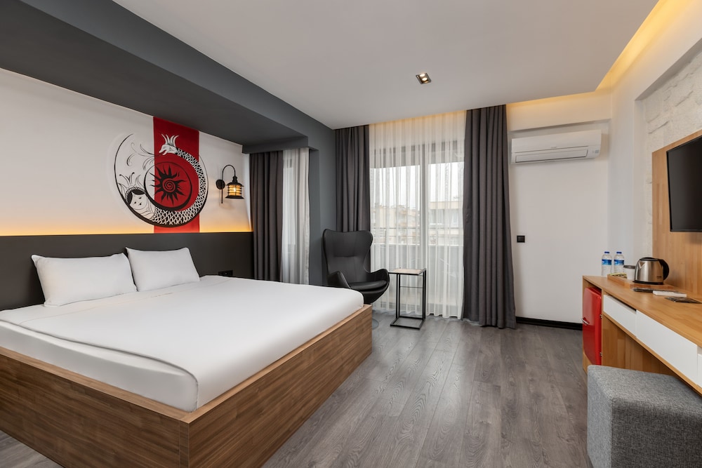 SUITE, CITY VIEW, BALCONY, CORNER