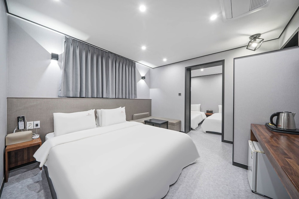 ROOM, TRIPLE