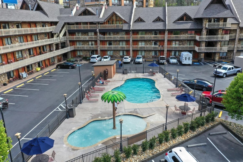 Crossroads Inn & Suites 7/68