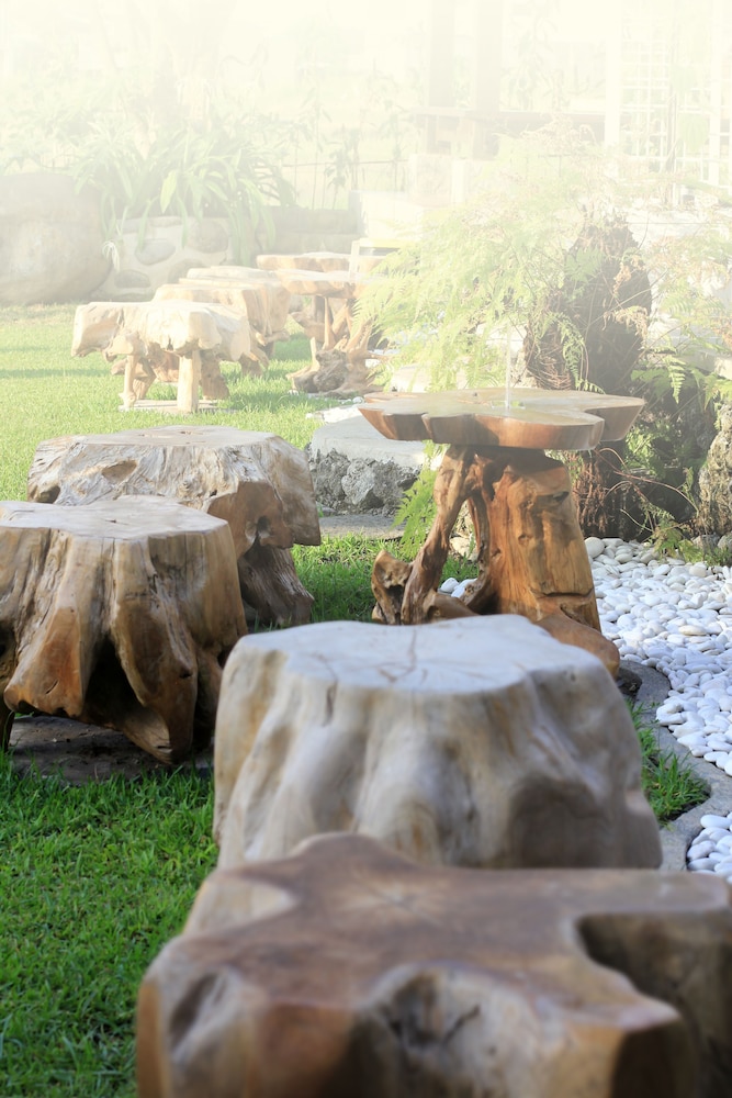 Taulan Villa and Restaurant 18/50