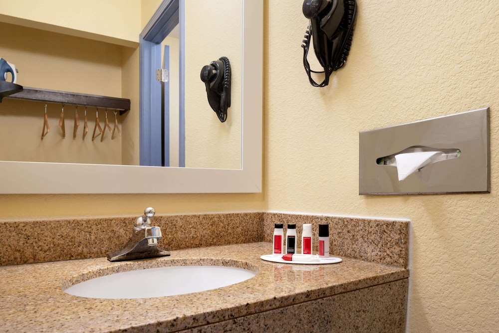 Days Inn and Suites by Wyndham Merrillville 27/28