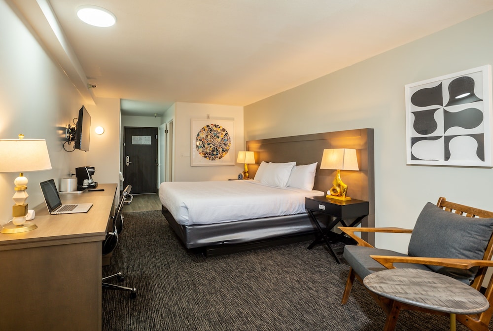 Crestview Hotel 7/47
