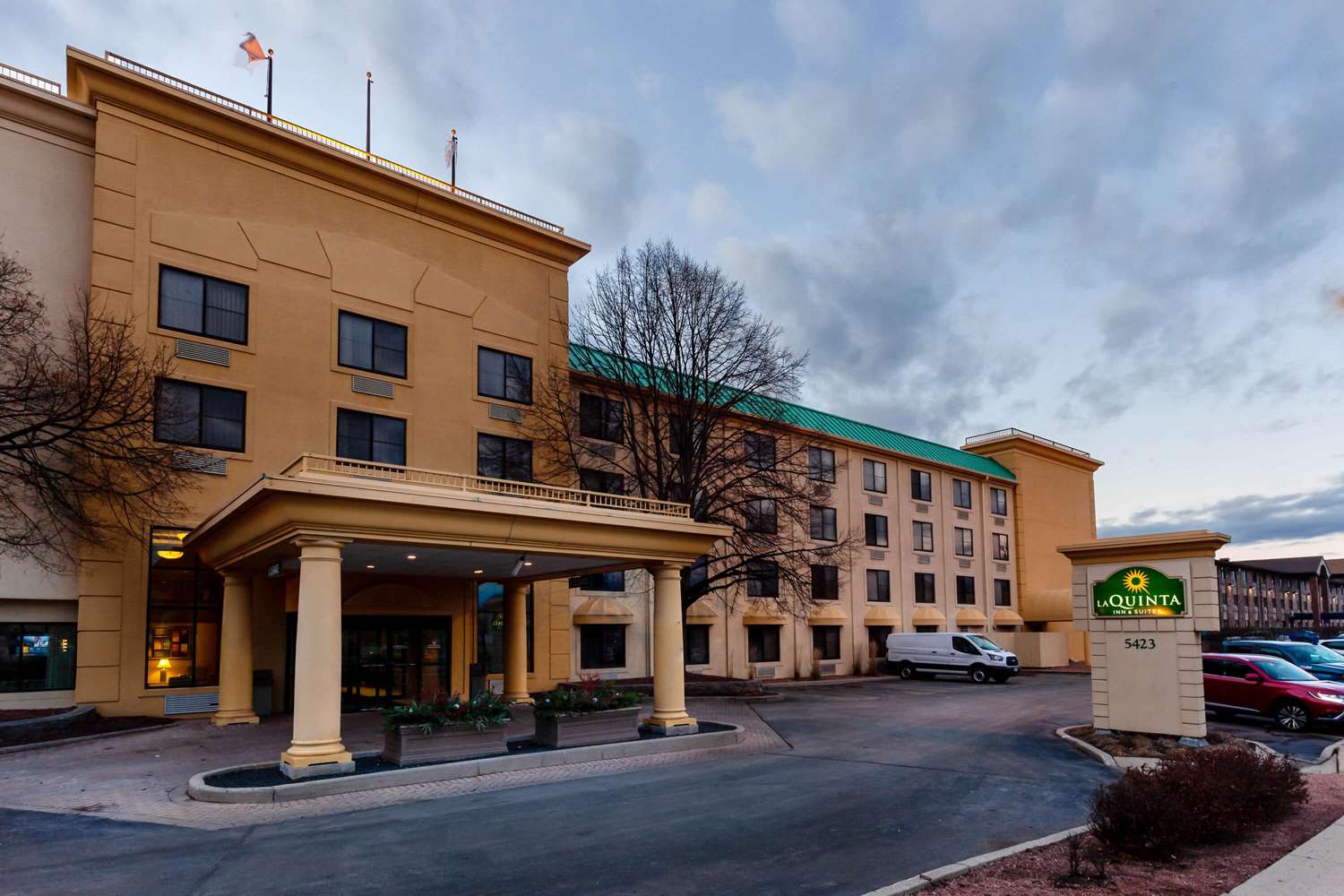 La Quinta Inn Suites Milwaukee Glendale Bayshore 34/37