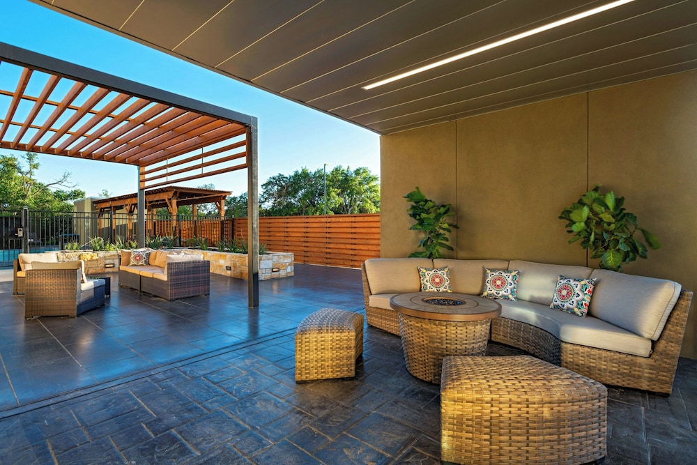 Courtyard Austin Dripping Springs 18/43