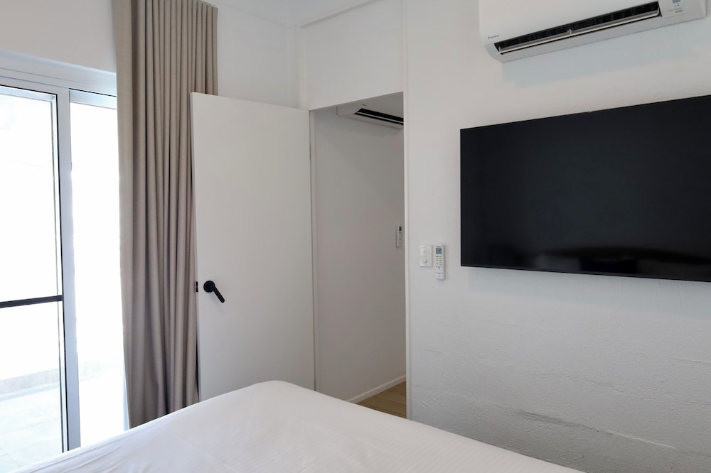 Executive, Queen Bed, Pool View