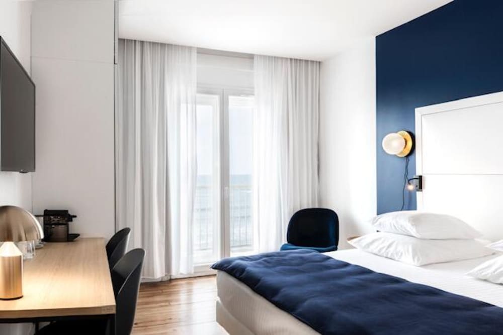 JUNIOR SUITE, QUEEN BED, OCEAN VIEW, SOFA
