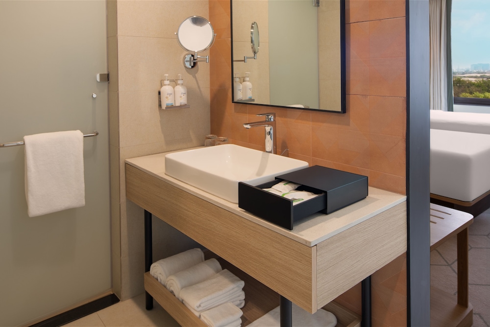 جناح بسرير فردي بإطلالة على المسبح بغرفة نوم واحدة، Holiday Inn Gurgaon NH8 3/3