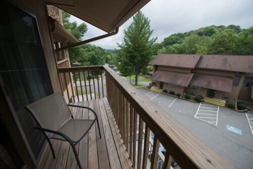 Bluegreen Vacations Blue Ridge Village, an Ascend Collection Resort 2/40