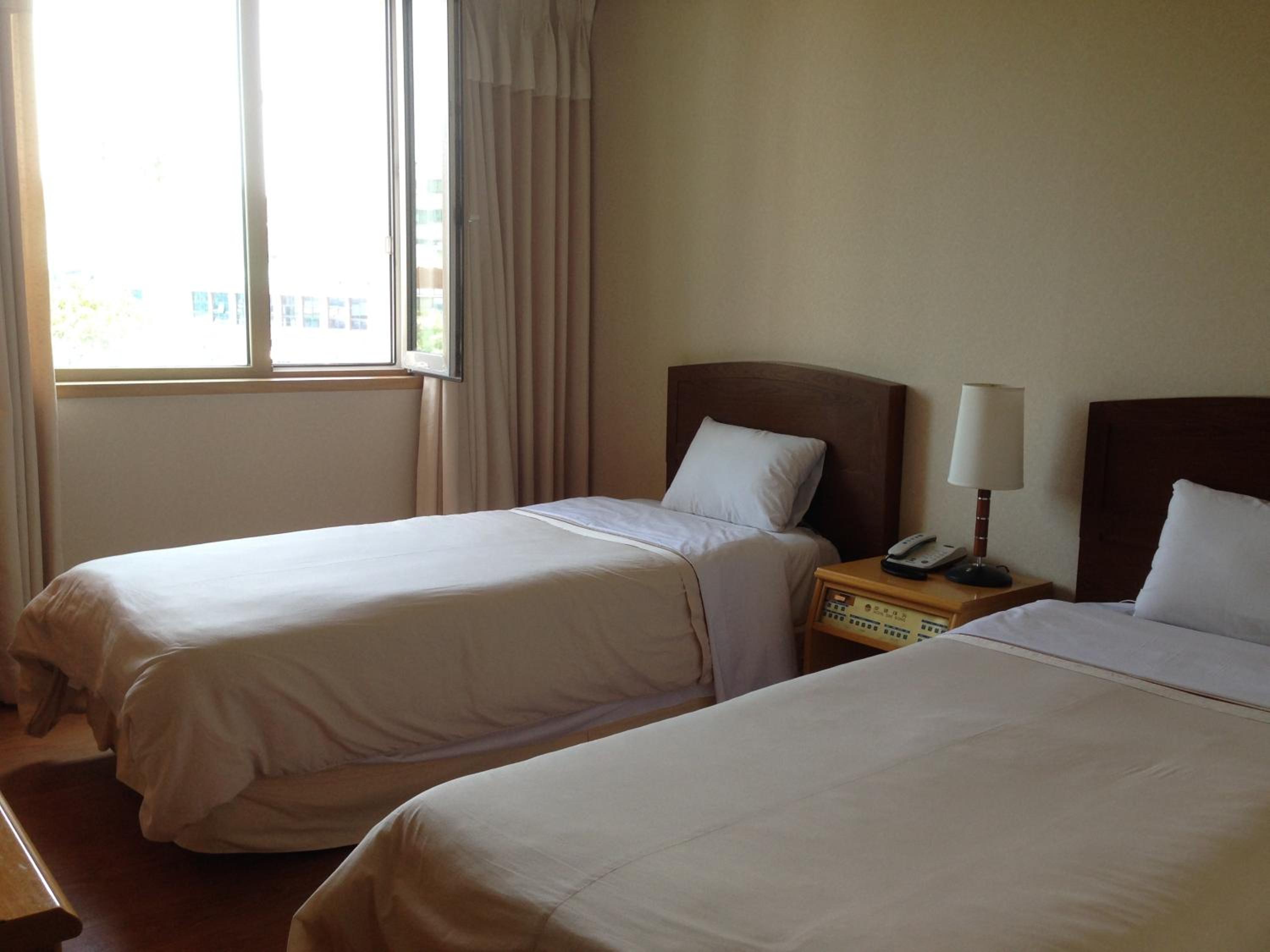 ROOM, TWIN BEDS