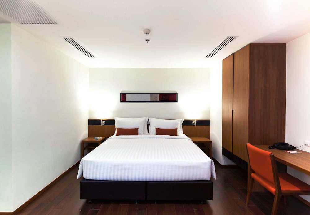 One Bedroom Suite with Bathtub