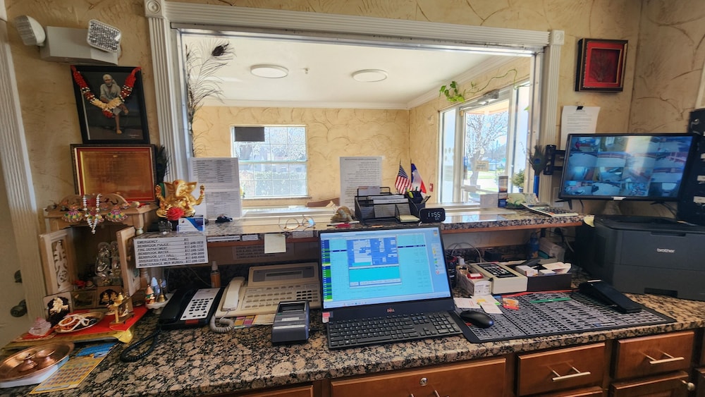 Benbrook Inn & Suites by Fort Worth I-20 25/34