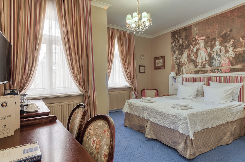 ROOM, DOUBLE BED