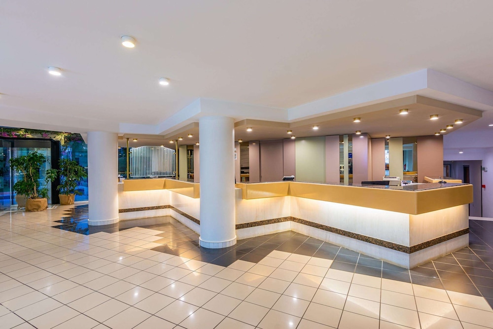Anissa Beach and Village Hotel 12/80