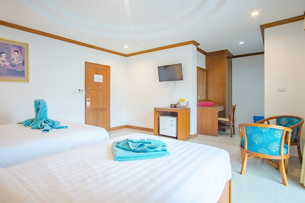Pipikuku Hotel and Restaurant (ex. MVC Patong House) 6/30