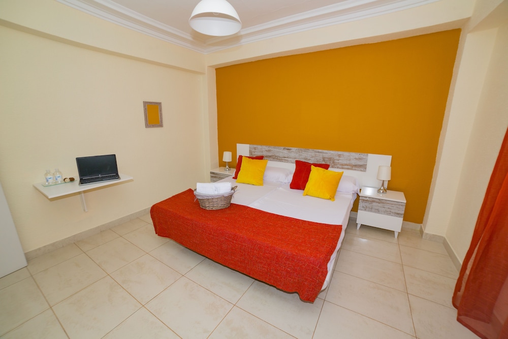 ROOM, TWIN BEDS, SHARED BATHROOM
