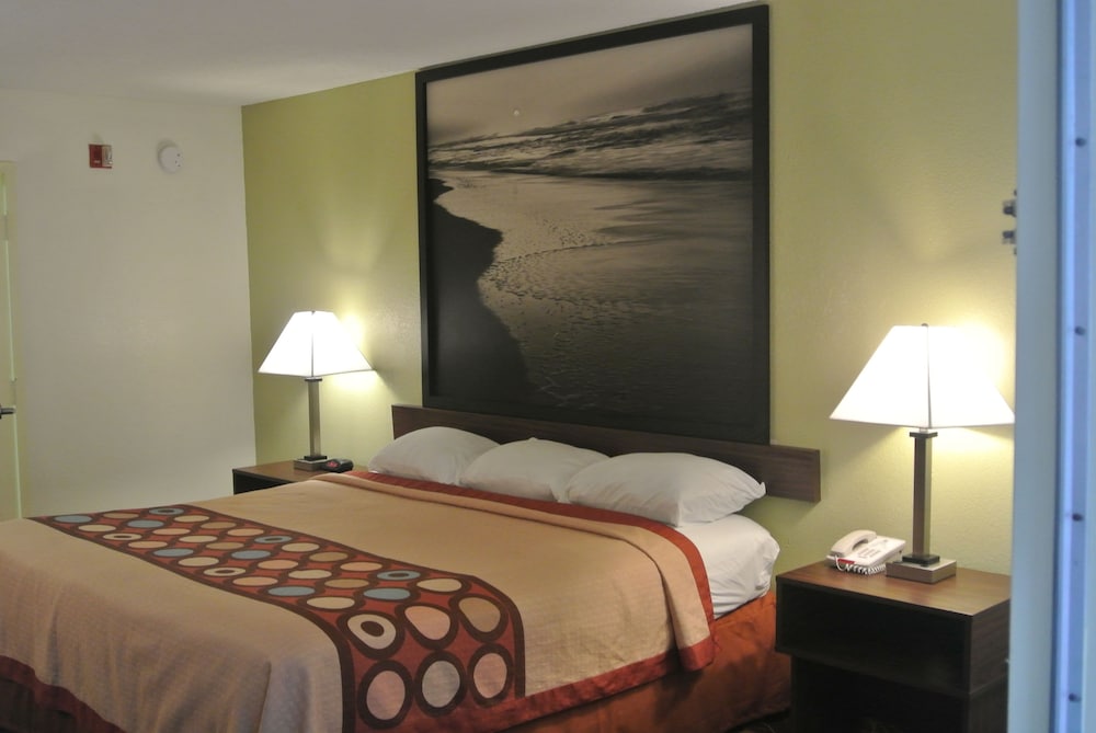 Super 8 by Wyndham Fayetteville 23/39