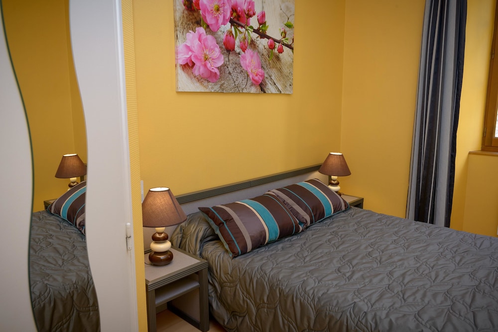 HOSTELLERIE DES LAURIERS 11/30