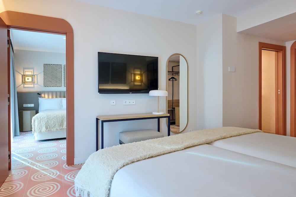 ROOM, TRIPLE, KING BED