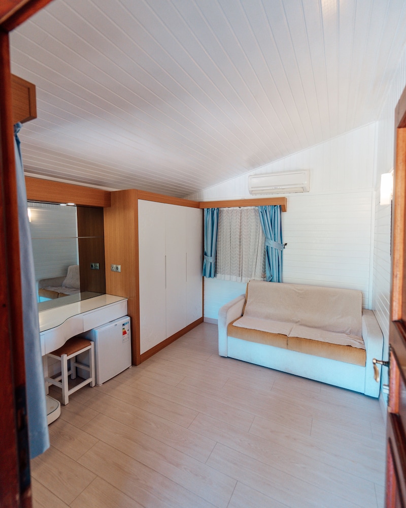 Azur Hotel 11/81