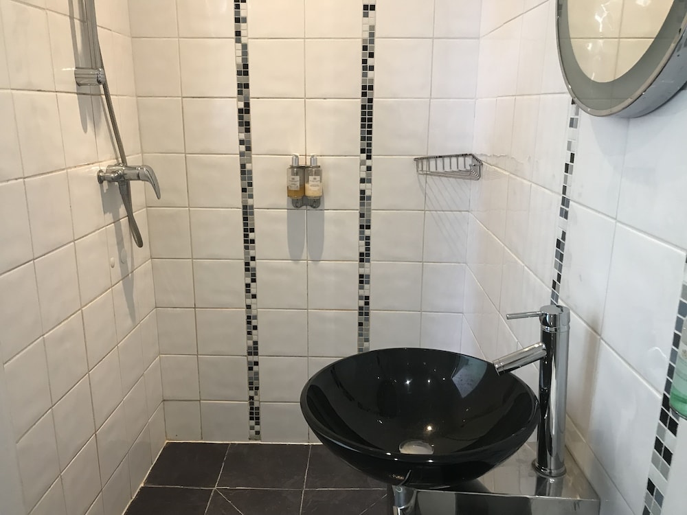 Kempfield House Hotel 46/50
