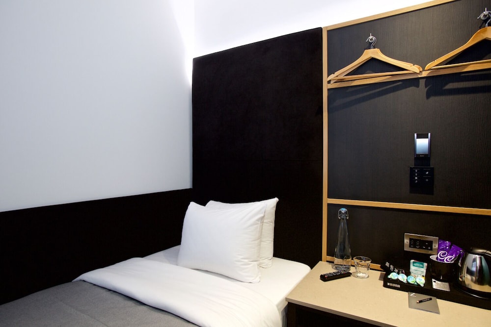 ROOM, SINGLE