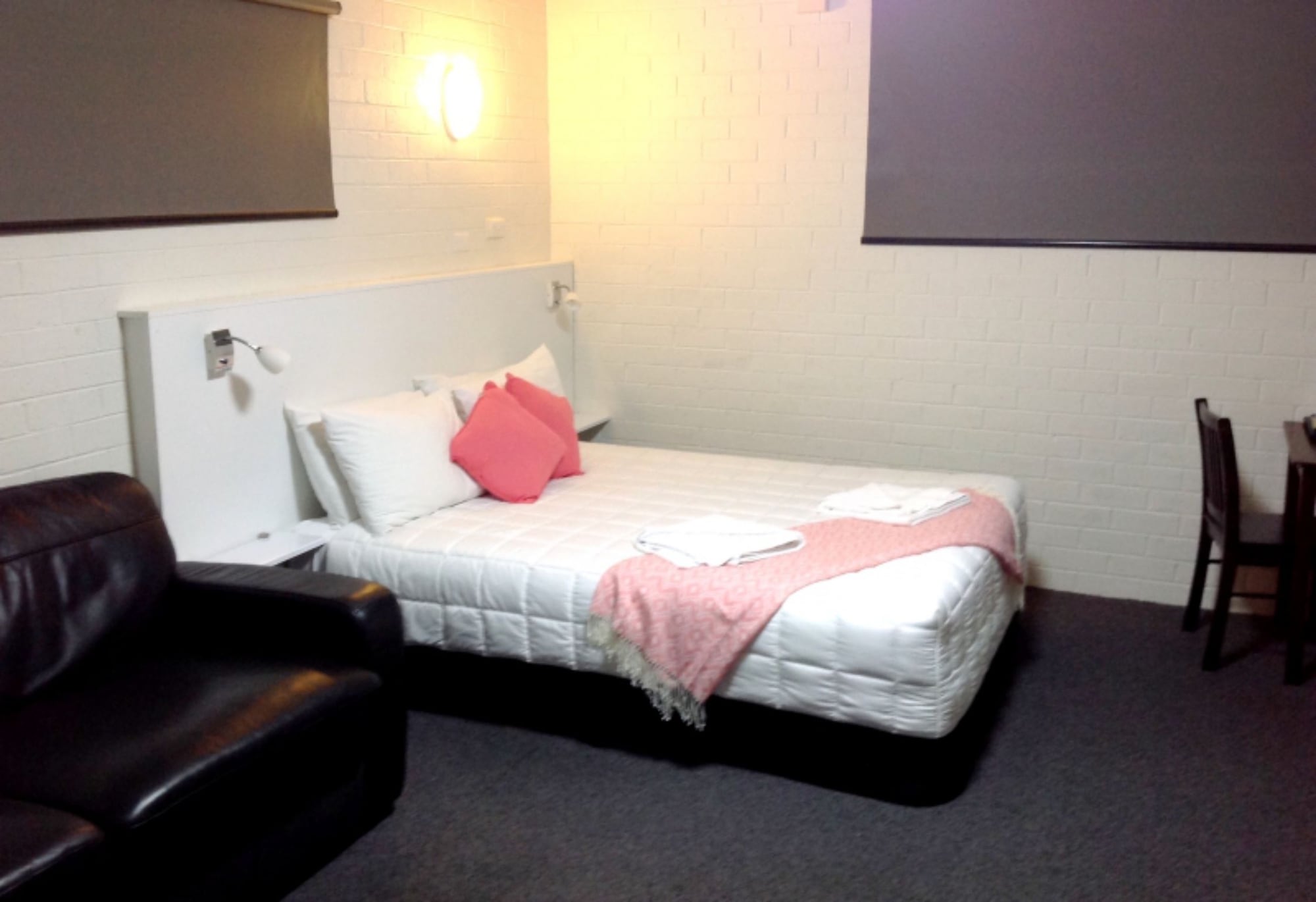 ROOM, QUEEN BED