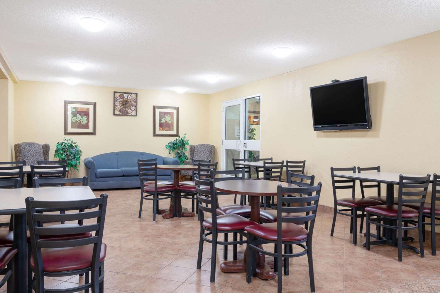 Days Inn By Wyndham Faribault 7/10