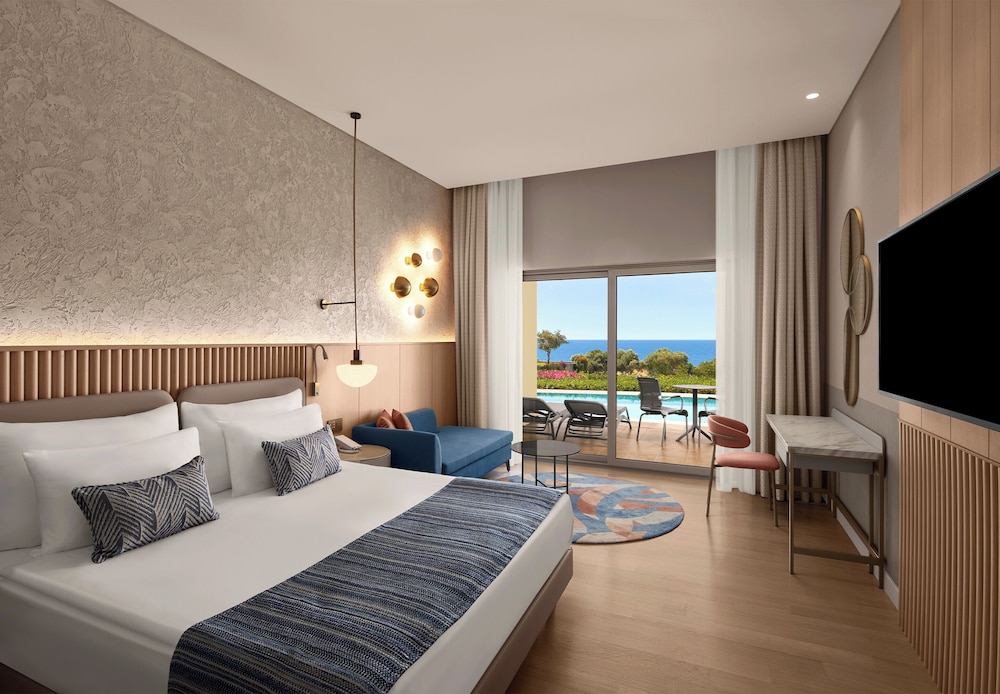 ADULT DELUXE SEA VIEW SWIM UP