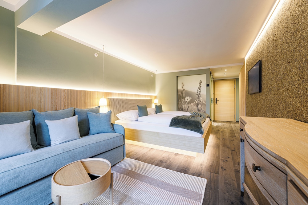 DELUXE, DOUBLE BED