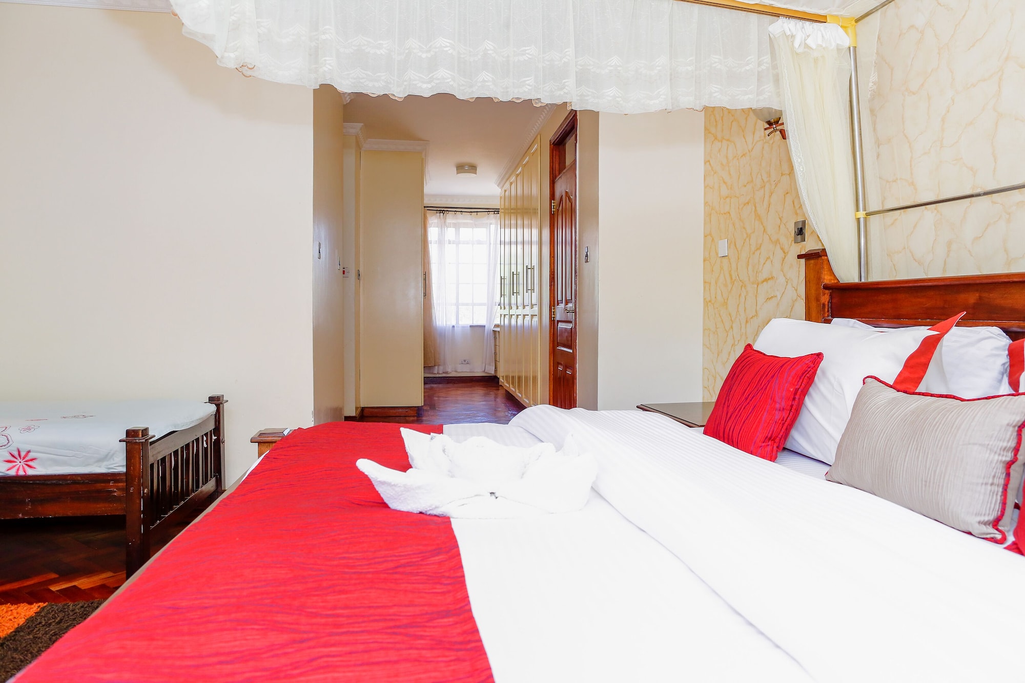 DELUXE, KING BED, HOT TUB, BALCONY