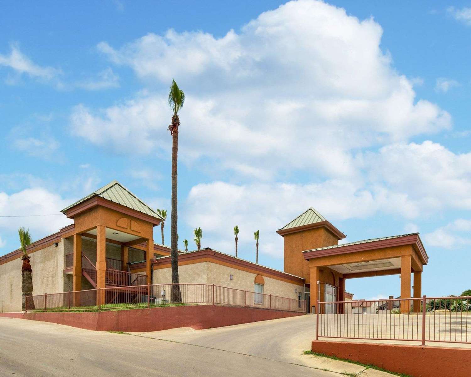 Econo Lodge Inn and Suites Eagle Pass, TX 7/37