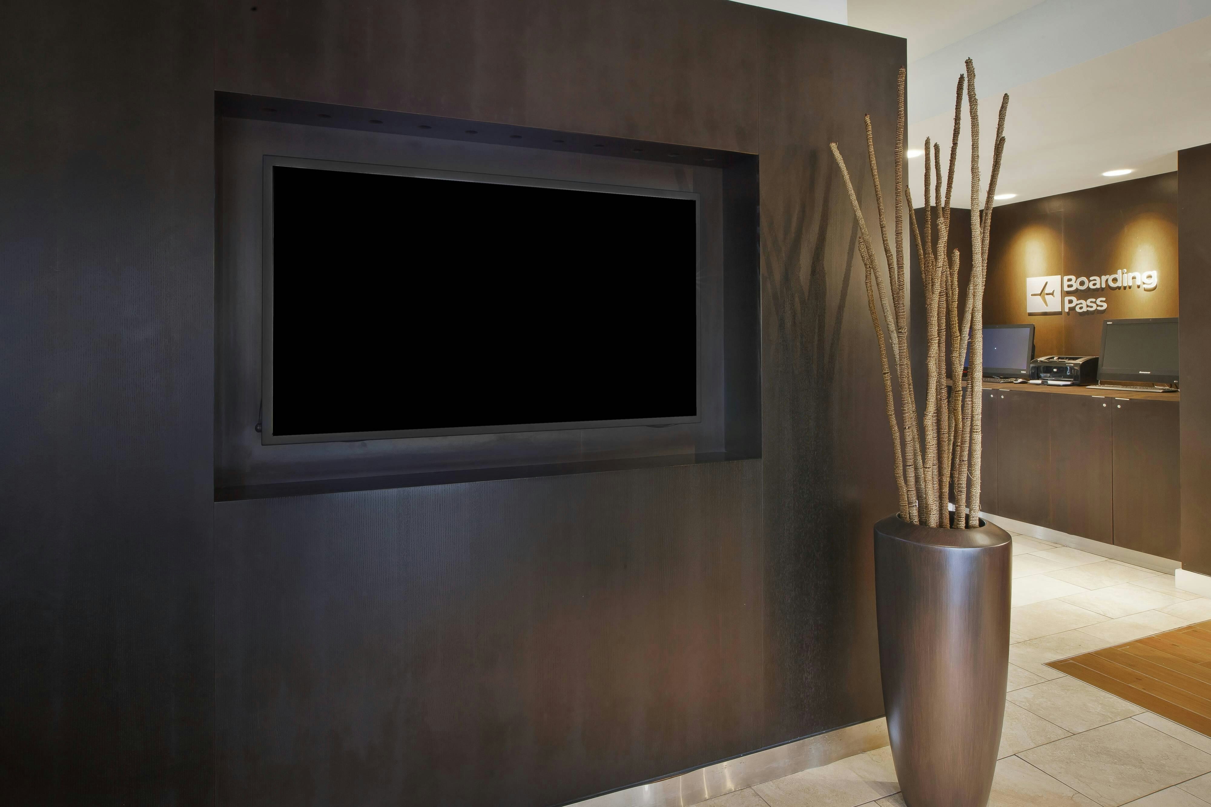 Lobby at Courtyard Somerset by Marriott, SOMERSET - NJ